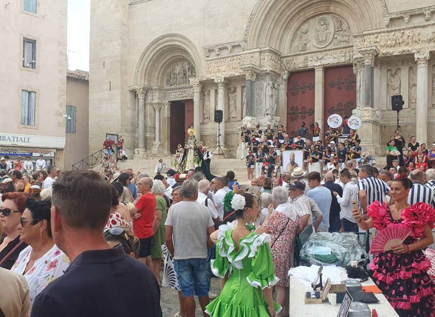 Départ du cortège depuis l'abbatiale de Saint Gille