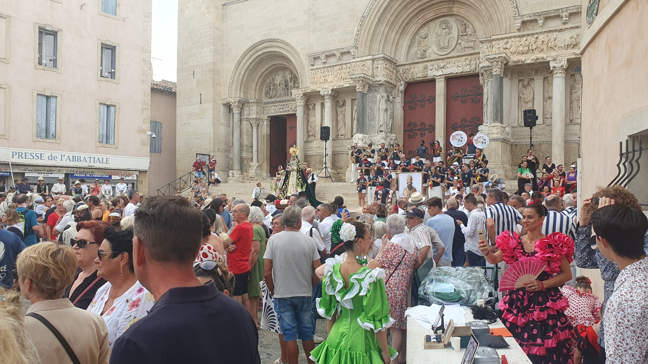 Départ du cortège depuis l'abbatiale de Saint Gille